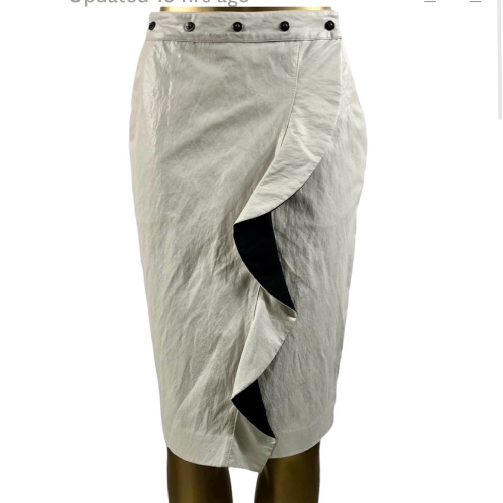 NUDE Off -White Faux Leather Skirt Size 2 Ruffled Snap Detail Knee Length